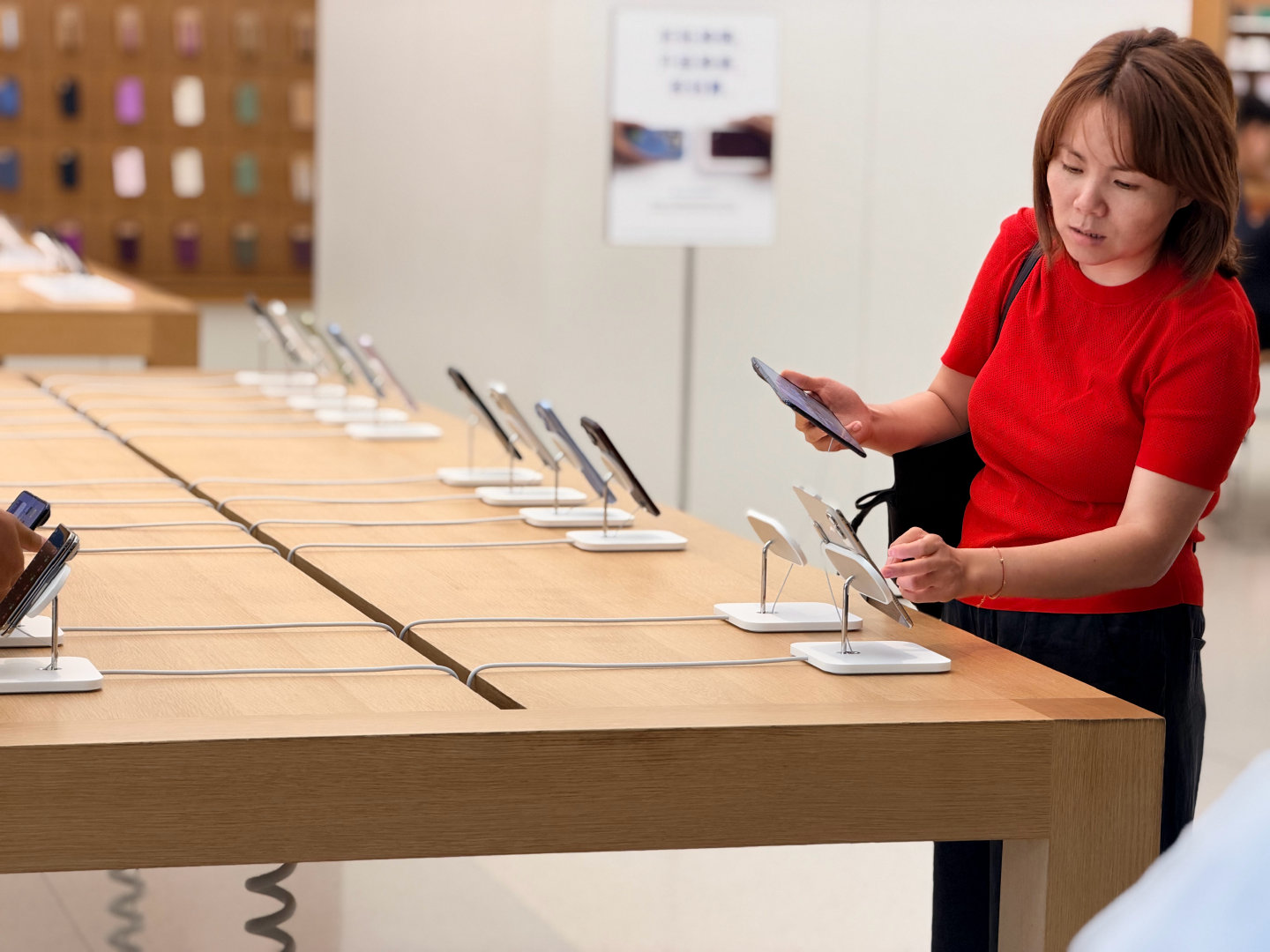 来苹果门店取iPhone Duo了，告知如果有需要现场激活的顾客，这里有三家运营商可以现场办理eSIM服务[哆啦A梦害怕][哆啦A梦害怕][哆啦A梦害怕]这………太贴心了 ​