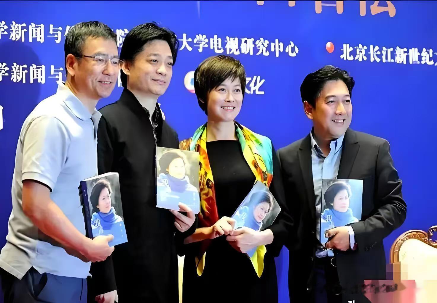 我发现一个玄学，
事关敬一丹，
凡是跟她共事过的主持人，最后都会和她成为好朋友！

白岩松和她搭档《东方时空》多年，从选题聊到人生，两个人直接处成“互怼搭子”；

还有水均益和她一起扛过《焦点访谈》最难的选题，台上是并肩作战的战友，台下却一起喝茶唠嗑，变成了多年至交；

特别是年轻主持人刚进台时，敬
