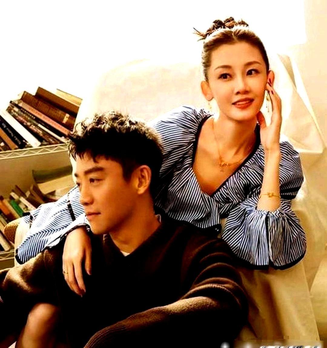 程晓玥最近上节目回忆当年和郑恺分手，坦言自己那时候太&34;作&34;，再加上家里突发重大变故，整个人陷入疯狂工作，花了很长时间才熬出来。
 

回看当年黄晓明和Angelababy的世纪婚礼，郑恺带着当时的女友程晓玥去捧场，结果俩人在镜头前各怀心思，透着一股生疏劲。
 

婚礼办完没多久，这段感情就画上了句号