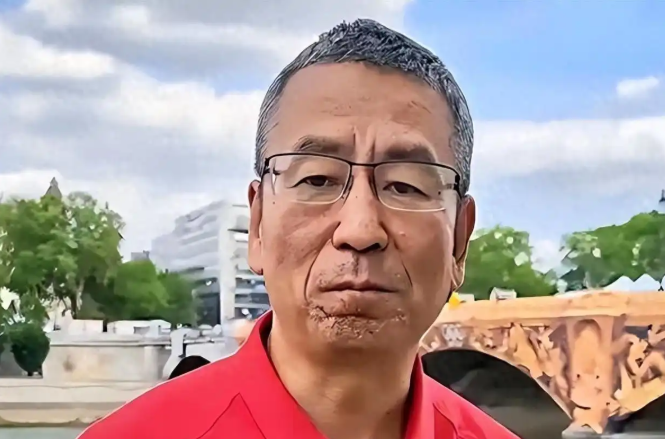 “央视一哥” 白岩松：病痛折磨让他暴瘦 50 斤，连续四五个月，几乎每晚都睡不着觉，精神世界逐渐崩塌，曾多次想不开，57 岁已经是满头白发。

主要信源：（中国新闻网——白岩松自曝曾患抑郁症：那段时间，成天想自杀）

白岩松第一次觉得自己撑不住了，是在1992年的一个深夜。

那天他加班到凌晨两点才