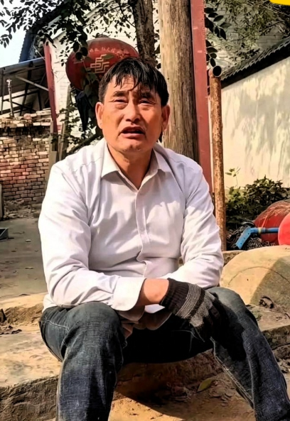 十几场演出全部告吹，大衣哥回老家拿起了锄头。 
记者问他往后咋办，他说：“我唱不了歌，大不了不挣钱，我在家种地好不好。” 这话听着像退让，其实是硬气。 

十几场商演接连被取消，可当事人翻遍公开记录，却找不到任何一份官方认定他为 “劣迹艺人” 的通报。这场突如其来的停摆，到底怎么回事？

先把那顶帽