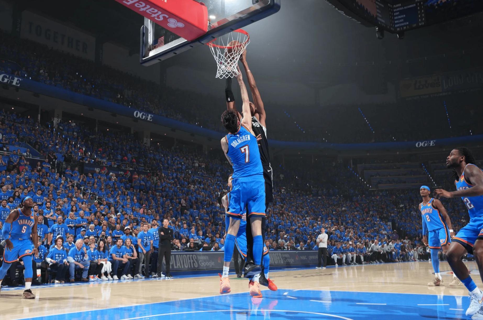美媒：文班亚马隔扣切特瞬间，毕加索也画不出比这更好的画  今天NBA季...