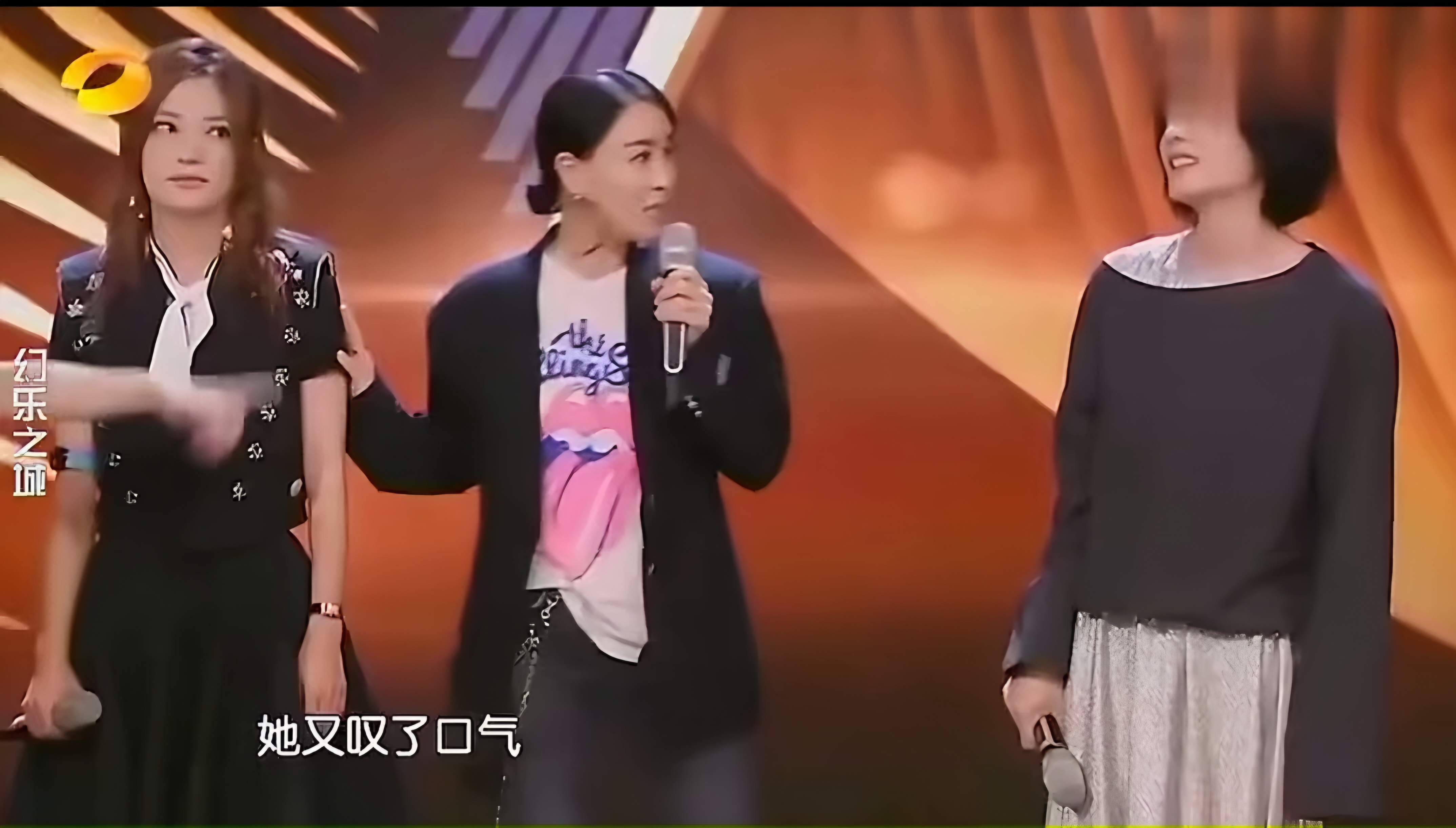 舞台趣闻：王菲与那英身为乐坛两大天后，私下是交情深厚的闺蜜。1998年，那英曾哄骗王菲帮忙录制合音，酬劳一拖至今都没结算。王菲还俏皮地给对方取了“那大傻”的外号，二人相处尽显亲昵随性。