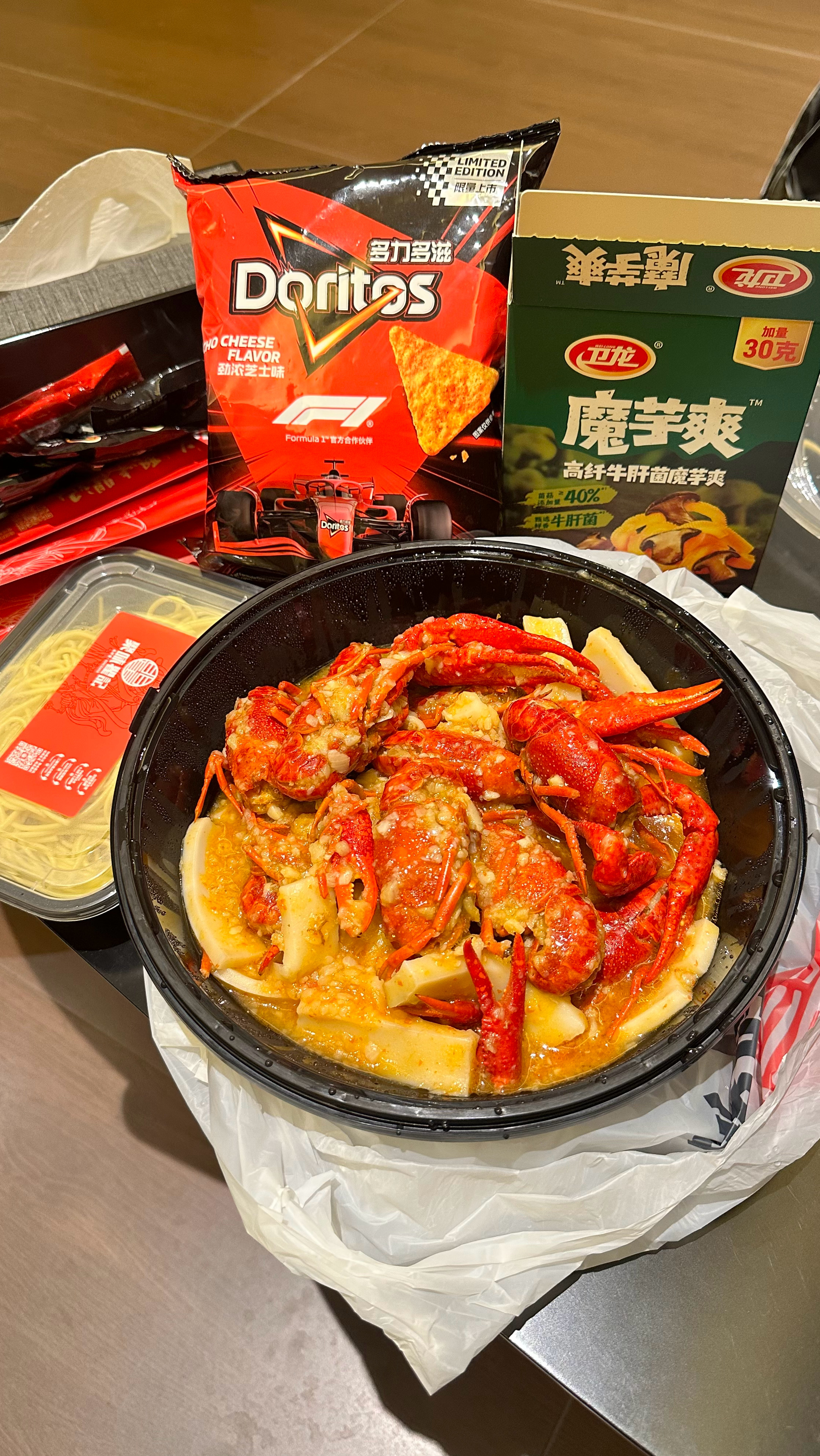 一边喝着西梅汁促消化 一边还在吃这个小龙虾🦞 ​​​