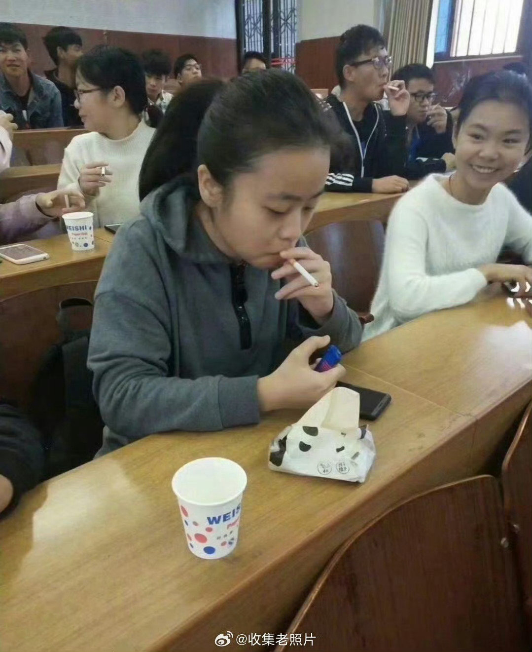 烟草局招聘下次直接报身份证？西南某农大，烟草专业的同学上课。这是个乌烟瘴气的好专业，毕业后要是能进专业所属的单位，那更是锦上添花吧？[赞] ​