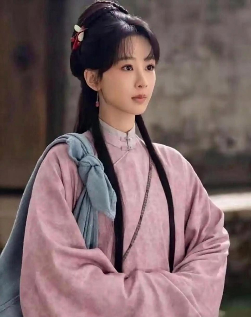 网传杨紫当初推掉《兰香如故》，谭松韵接手后剧集大火，当时不少人调侃她看走眼，白白放走爆款大饼。
    可她没有扎堆古偶赛道，一头扎进可可西里。在海拔4800米高原，素颜暴晒足足188天，刻意减重，面部状态肉眼可见地憔悴，沉浸式塑造高原巡山警。
   白玉兰颁奖礼，杨紫凭借《生命树》斩获视后，成 ​