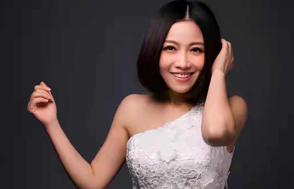 2015年，姚贝娜病逝前，留下最后一张照片，躺在病床上，面容憔悴

2026年9月，刘欢离世的消息刷屏。官方讣告发布那天，恰是姚贝娜生辰。时隔11年，两次热搜重叠，网友又翻出2015年那张病床照。照片里的她瘦弱憔悴，早没了舞台上的光。

可很多人不知道，她最耀眼的三年，也是抗癌的三年。2011年《甄嬛 ​