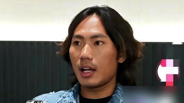 李克勤没来，他穿着便服上去顶了两个小时，连提词器都没有。
9月26号包头，压轴嘉宾堵在路上，侯浪被临时拽上台。手机插调音台，连唱20首，台下没人喝倒彩。半个月后，他自己在泸州开个唱，1200个座位，票价最高150，卖光了。
一场唱了三个半小时，30多首歌。别人救场是唱两首意思意思，他直接把空档填