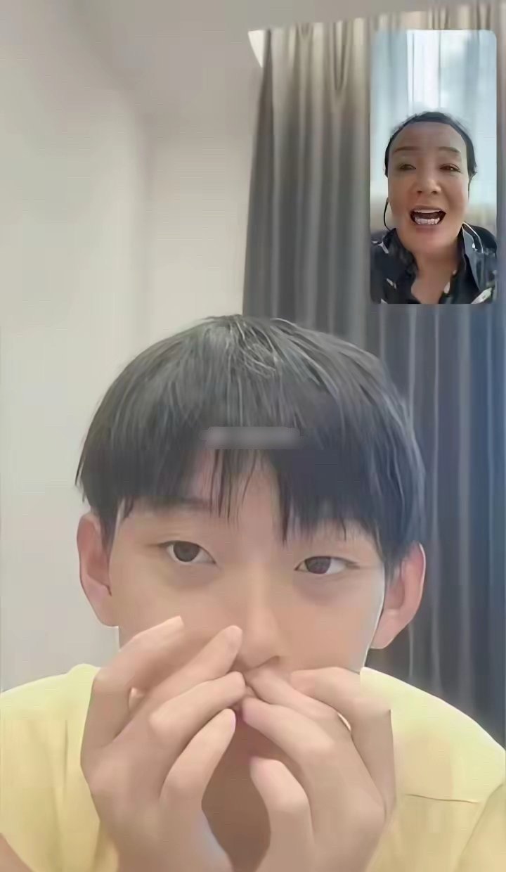 张兰晒出孙子小箖箖的正面照
过去大S不允许晒两个孩子正面照 
S妈带着大S儿女照片隔空参与大S冥诞 ​