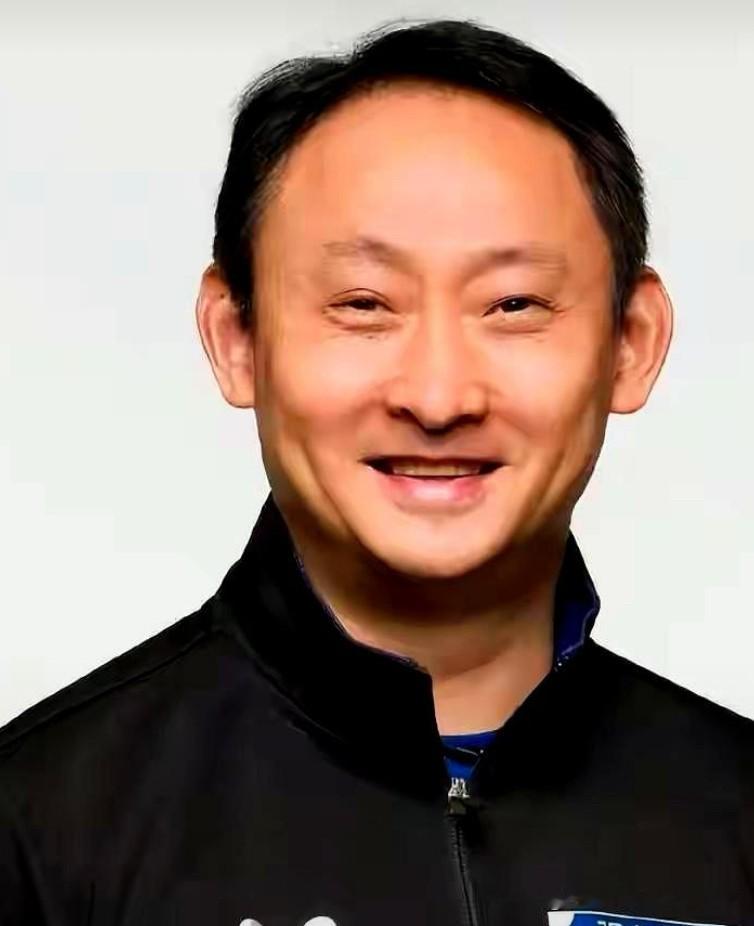 不得不说，张本宇也算得上个人才，他带着妻子孩子背井离乡，在日本这个不受待见的国家里面还能把张本兄妹培养得如此优秀，可想而知他在背后到底付出了多少，张本美和才18岁就已经来到世界第三排名，张本智和也是排名第四，兄妹两个拿了无数冠军，张本宇即使一位称职的父亲更是一个高水平的教练。