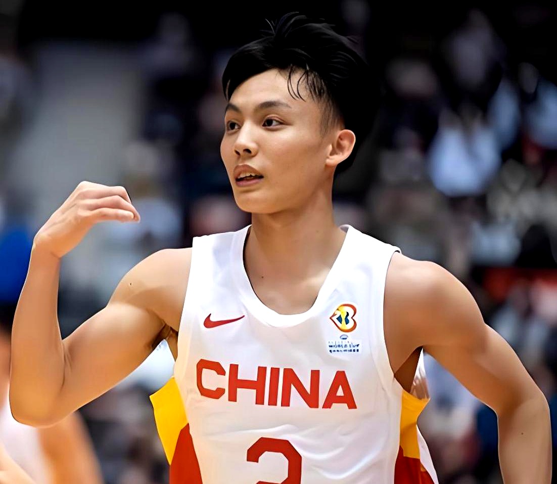 近期，中国男篮的表现，完全可以用一言难尽来形容。
 

先是在世预赛上打得磕磕绊绊，让人大跌眼镜，紧接着又在后续关键场次里连连受挫，直接无缘领奖台，场面难看到让人有些缓不过神。
 

网上铺天盖地的声讨声，恨不得连夜把教练席掀了。
 

大家喊下课喊得震天响，似乎只要把帅位上的人换掉，中国男篮明天就