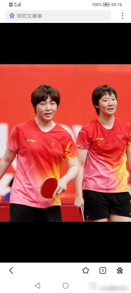 王曼昱刚拿完冠军，转身又得打张本美和。
中午女双决赛，王曼昱蒯曼3比1干掉张本美和早田希娜。第二局直接打了个11比2，把小日子打懵了。但张本美和这丫头是真难缠，第三局硬是咬回来一个11比9。
最狠的是赛程。女双打完不到几个小时，女单半决赛王曼昱又碰张本美和。一天之内，同一个对手，打两场生死局。
