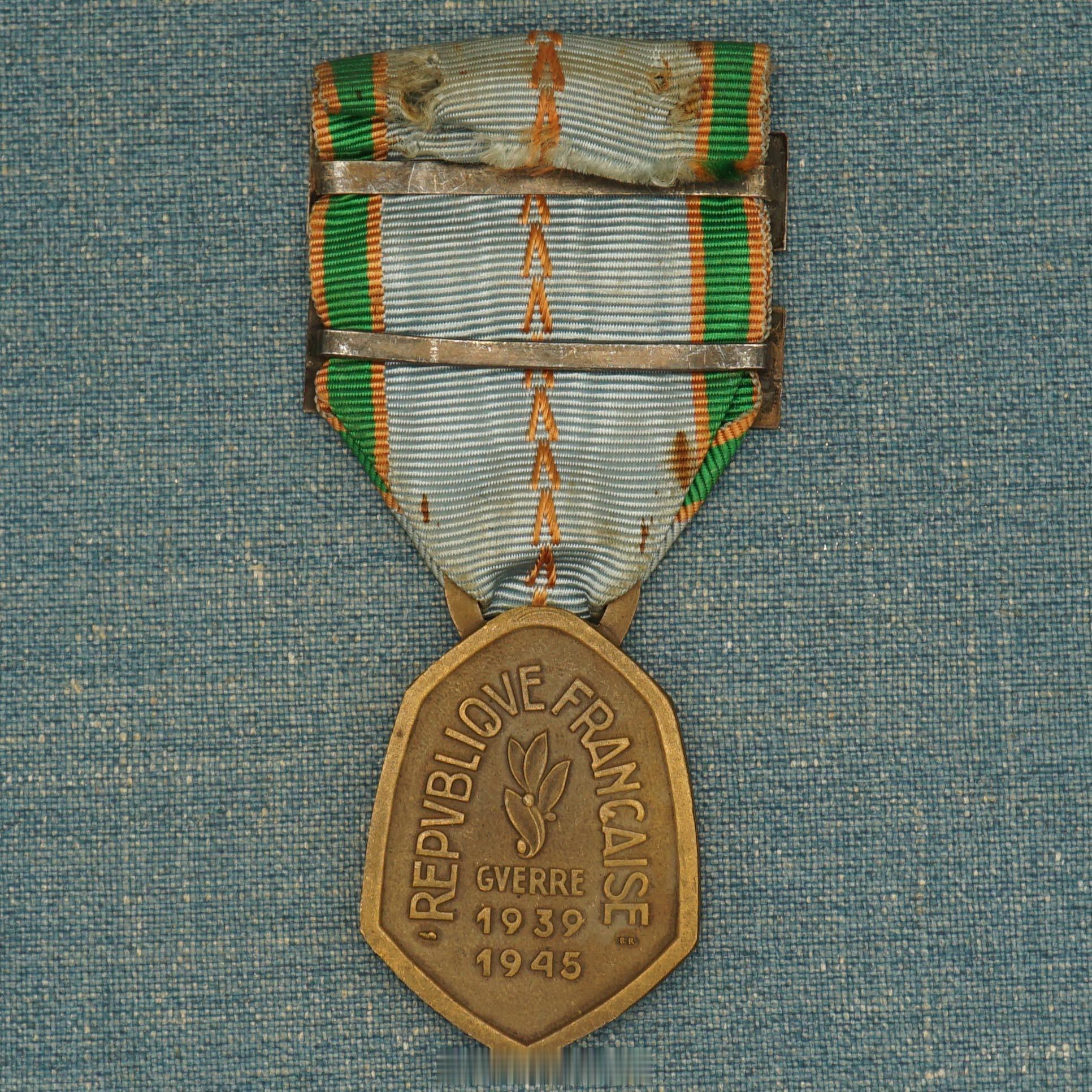 法国1939–1945二战纪念奖章，铜质，带“解放”和“法国”勋条（表明该奖章的获得者曾直接参与了1944年收复与解放法国本土的军事行动），1946年5月21日设立，：旨在颁发给在二战期间（1939年9月3日至1945年5月8日之间）积极参加反抗轴心国侵略的法国军事人员、抵抗组织成员、民防人员以及在法国军队中 ​