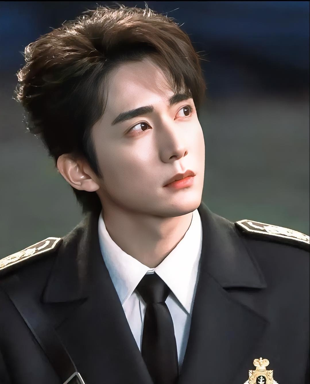 还是男人更懂男人。
我问身边男性朋友，张新成为什么路人缘这么好。
 
他想都没想就说：你看他身上那股劲，就懂了。
 
我琢磨了一下，确实如此。张新成骨相清爽，身形挺拔，看着舒展舒服。男生看男艺人，不看粉丝数量，更看重整体状态。

他身上没有油腻感，不去硬凹霸总人设，也不总跑综艺刷存在感。
 
拍戏就
