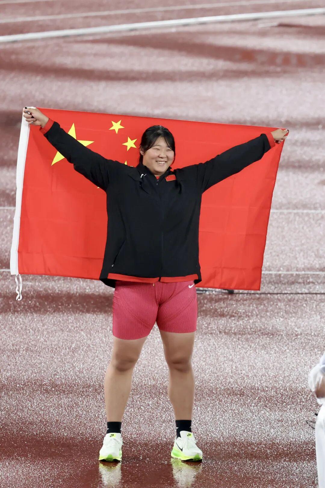 亚运会女子标枪决赛，18岁中国小将严子怡一战封神，被网友称作“严一枪”。她第一投就掷出70.46米，刷新亚运纪录，直接锁定金牌，后续放弃所有试投。
 
她的对手是巴黎奥运冠军、日本名将北口榛花。尽管北口榛花全力冲击，最好成绩仅62.70米，差距巨大。比赛结束，北口榛花难