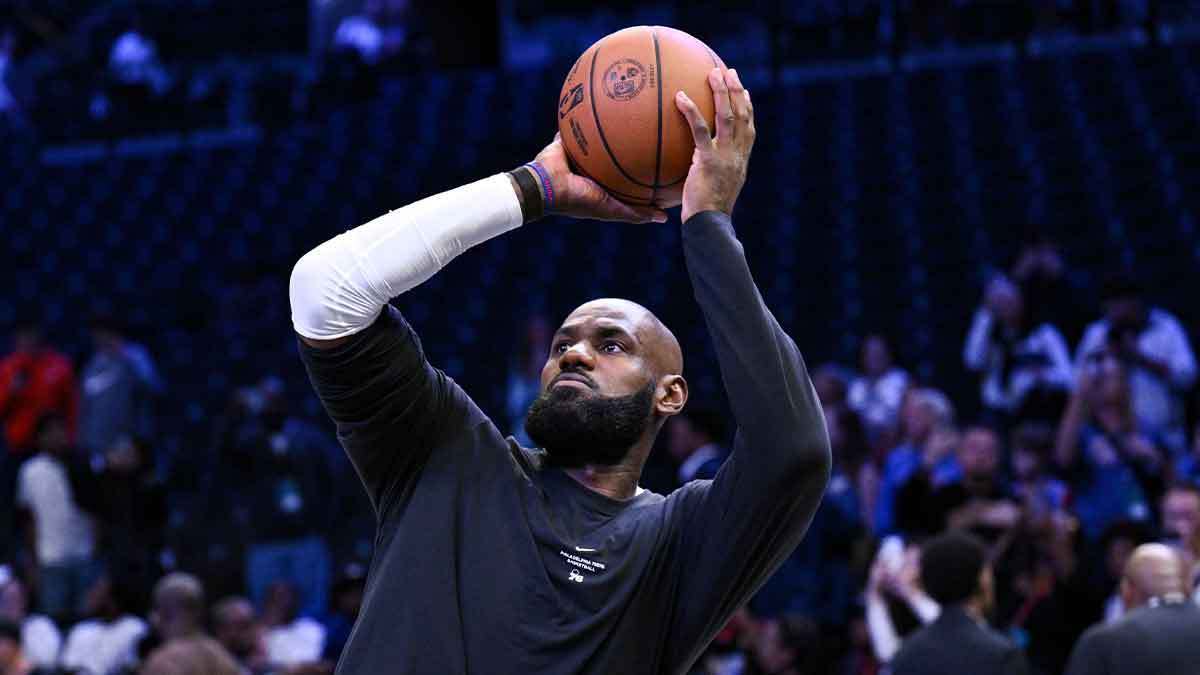 #NBA[超话]#第24季开启！詹姆斯登陆费城，潇洒反篮斩获76人生涯首球

詹姆斯迎来76人季前首秀，第二节以一记漂亮反手上篮拿下身披76人球衣的首分。这是他生涯第24个赛季，加盟费城冲击总冠军。

本场他仅一次运动战出手，剩余得分依靠罚球，全场交出10分5助攻4篮板1抢断。双方三节战平，末节篮网发力， ​