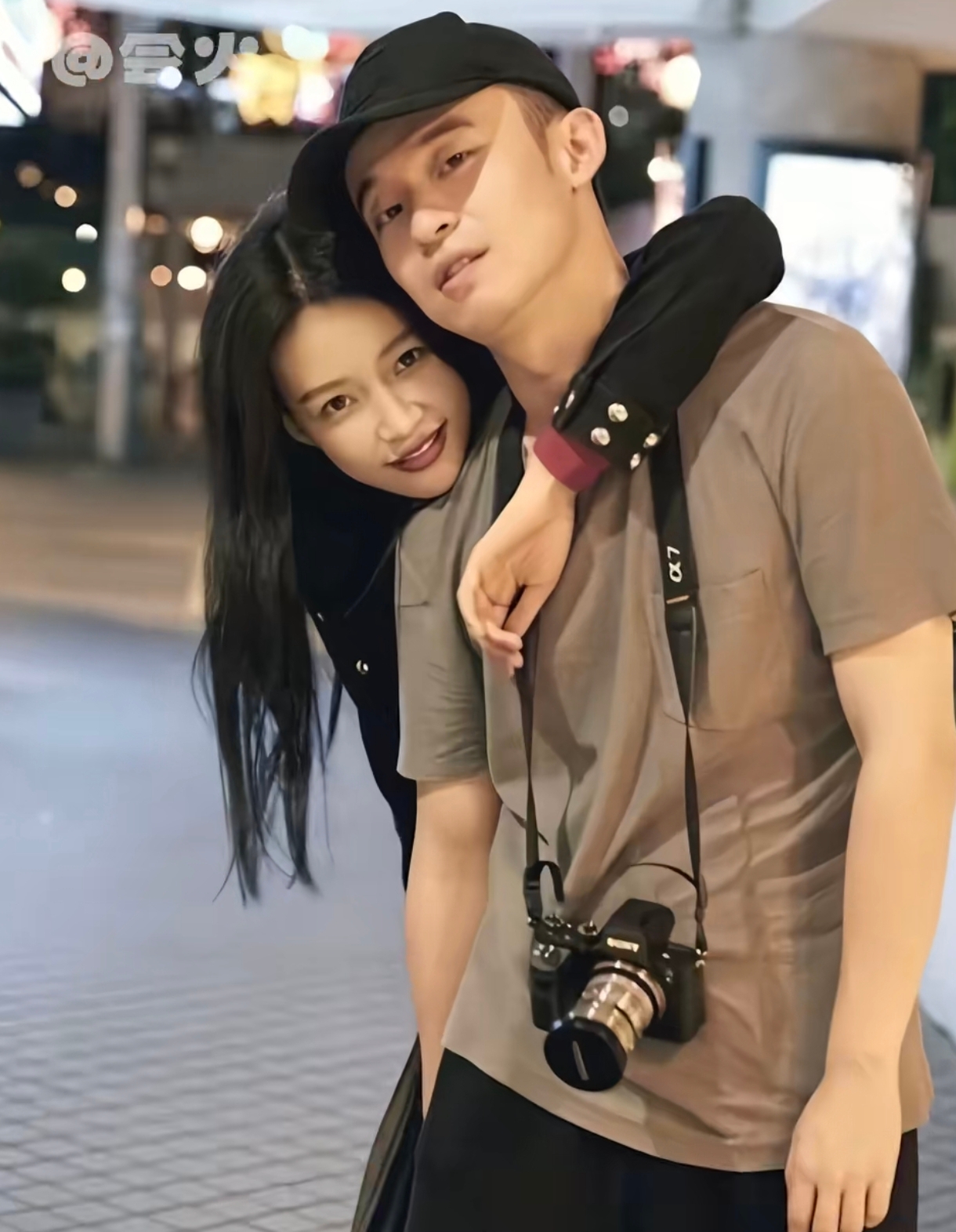 孙怡和董子健这事
给所有人都上了一课
你可以结婚，也可以离婚，但是分开后可以不必反目成仇，依旧可以体体面面地当朋友

孙怡在平遥国际电影节上，拿下最佳女演员时说感谢词时，董子健在台下露出欣赏的眼神，落落大方的为孙怡鼓掌

这应该是娱乐圈最体面的一对离婚夫妻了吧，其他的离了婚都成了仇人

其实抛开夫妻
