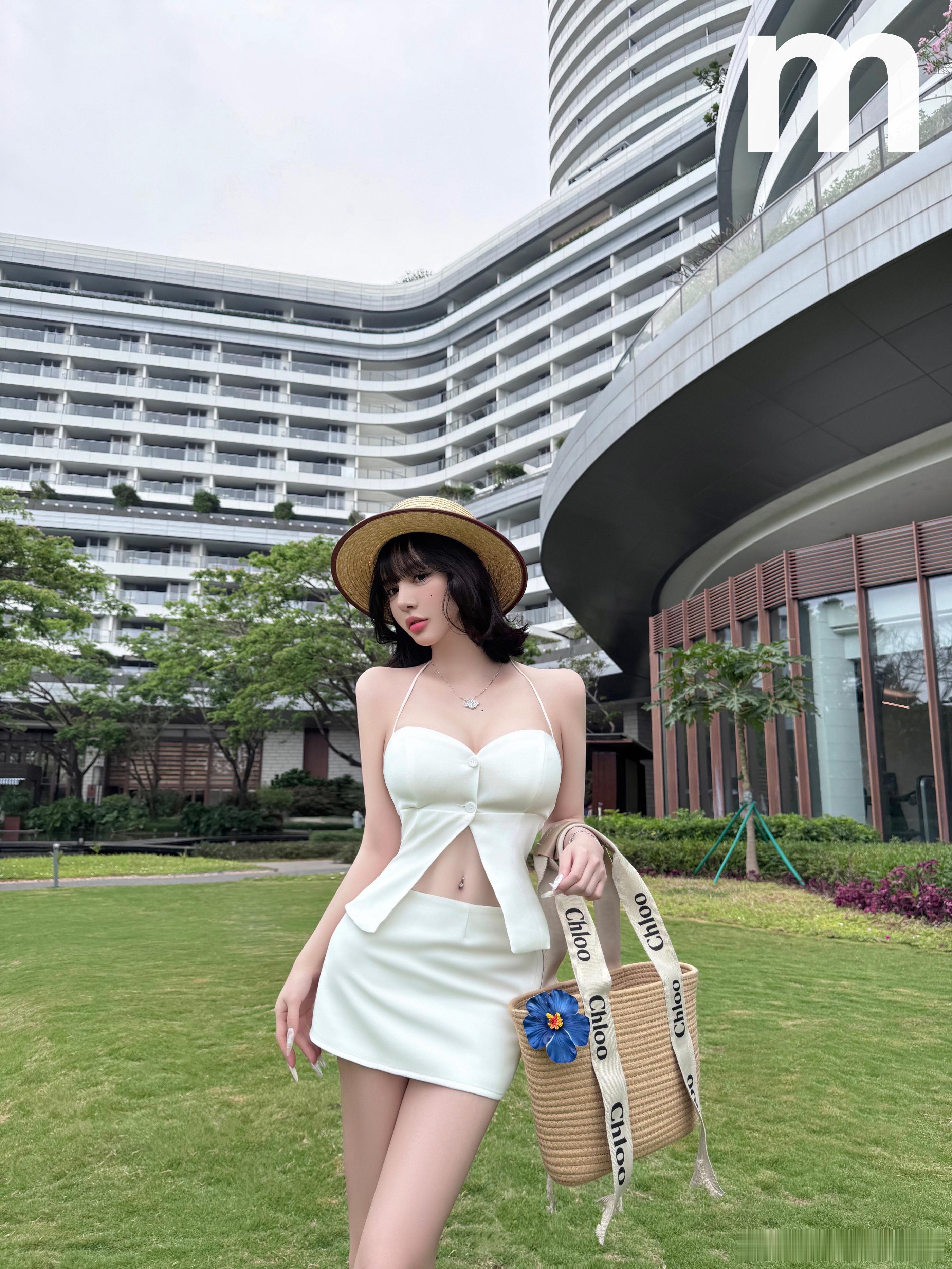 明艳系小姐姐，丰腴可人！  来自WB：摄影师明明明