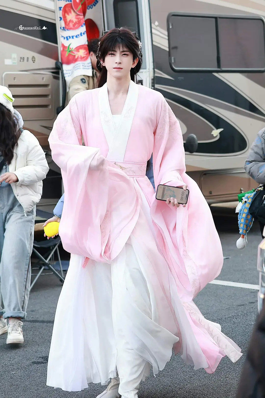 敖瑞鹏这套衣服真的好像女的啊 ​