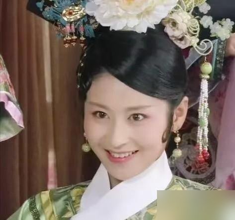 当年《千山暮雪》骂她胖骂她土，谁能想到这姐硬是靠演“蠢货”翻了身。
《甄嬛传》夏冬春，出场几集就被赏了一丈红。搁别人是耻辱，搁颖儿是转折点。观众突然发现，那股子没脑子的横劲儿，她拿捏得死死的。到今年《六姊妹》，口碑直接回春，全网都在夸她演活了那个最不讨喜的老三。
戏里把蠢和倔演到极致，戏外日子却