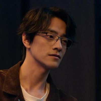 连追三天《蝉》，这剧看得人喘不上气。
21集，钟楚曦演的丁宁，亲爹是绑匪，后爹是刑警，她偏要去当刑辩律师，清醒着往自己伤口上撒盐。吴镇宇那个大法官，妻儿被人报复致死，多少年了，眼里还是空的。郑云龙最邪门，布局八年，游走灰色地带，就为护住一个孩子。
细节经不起推敲，节奏也沉，可就是挪不开眼。少年惨