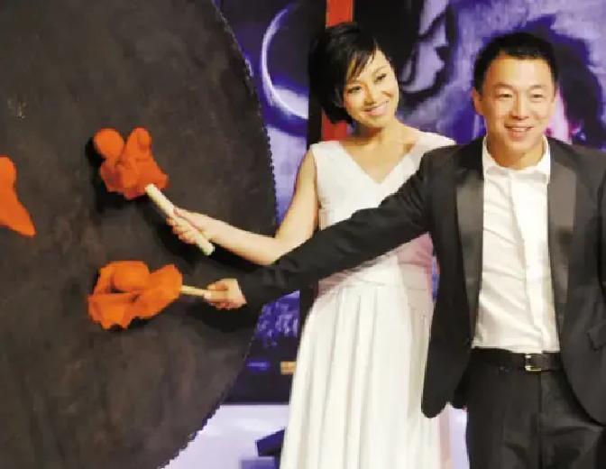 一次，黄渤打电话给闫妮：“哥们儿，帮个忙，来我这串个角色，就三天。”闫妮一听，不好意思拒绝，就一口答应了，没想到竟然被黄渤给骗了。
 
闫妮进组那天，天阴着。她裹了件长羽绒服，站在村口等剧组的人来接。副导演小跑着过来，手里攥着本子，看见她就笑：“闫老师，我们先去试妆。”
 
化妆间是借的老乡家厢房，