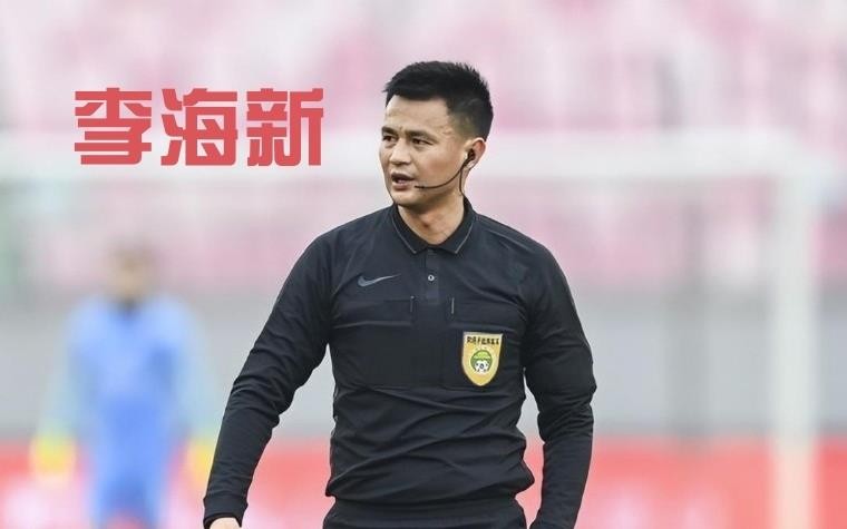 李海新，2025赛季中超金哨，执法了河南主场对阵天津津门虎的保级关键战。赛前两队同积28分，谁赢谁就基本提前上岸。
结果天津津门虎客场1比0拿下河南，抢到救命三分。金哨坐镇，比赛火药味十足，保级战的残酷展现得淋漓尽致。
说实话，这种一场顶两场的较量，裁判压力真不小。李海新能稳住局面，也算对得起金哨名
