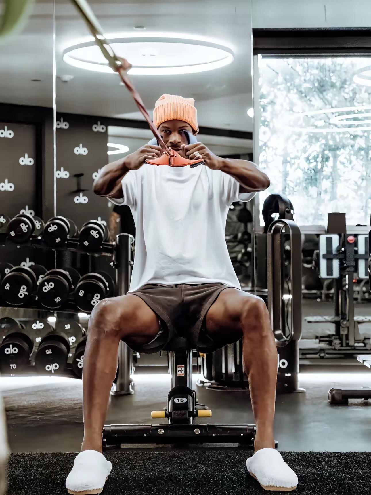 膝盖的刀疤是你的勋章（第94天）膝盖还未消肿，大哥只能做一做简单的上肢...