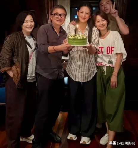《我的前半生》剧组合重聚！罗子君的红配绿吵翻评论区
 
经典都市剧《我的前半生》主创难得同框重聚，一波怀旧热潮顺势掀起，当年追剧时的各类讨论，也跟着再次回到大众视野。
 
马伊琍塑造的罗子君，又一次因为剧中早期的穿搭引发争论。不少网友表示，角色身上高频出现的红绿撞色看着突兀土气，很难和家境优渥、养尊