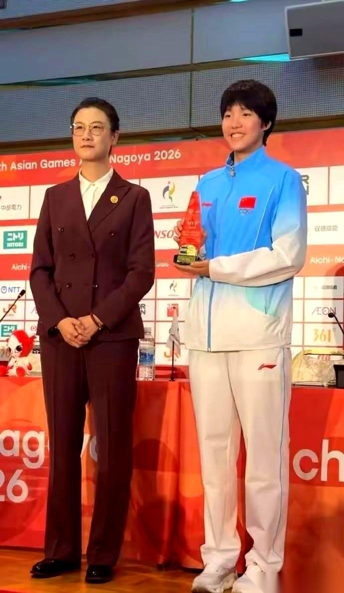 13岁的于子迪拿下了2026年亚运会女子MVP。
她手里只有3块金牌，却硬生生挤掉了拿5金的李冰洁和5金2银的余依婷。
她距离女子200米个人混合泳的世界纪录还剩最后0.4秒没跨过去。
按咱们平时看比赛的直觉，谁脖子上挂的金牌多，谁肯定就是理所当然的大赢家。李冰洁的5金，余依婷的5金2银，这成绩摆在