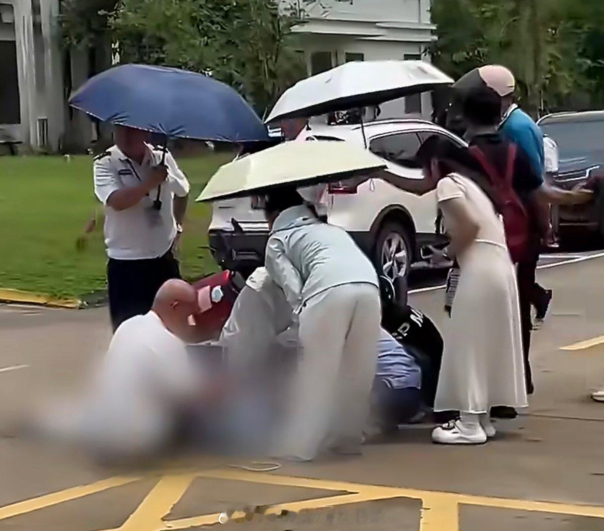 #女大学生校园内被电动车撞倒离世#
太让人难受了！舞蹈专业女大学生在校园里被改装电动车撞倒，最后抢救无效走了。事故判定三方同等责任，家属完全没法接受，三方同等责任这个判定，你觉得合理吗？ ​