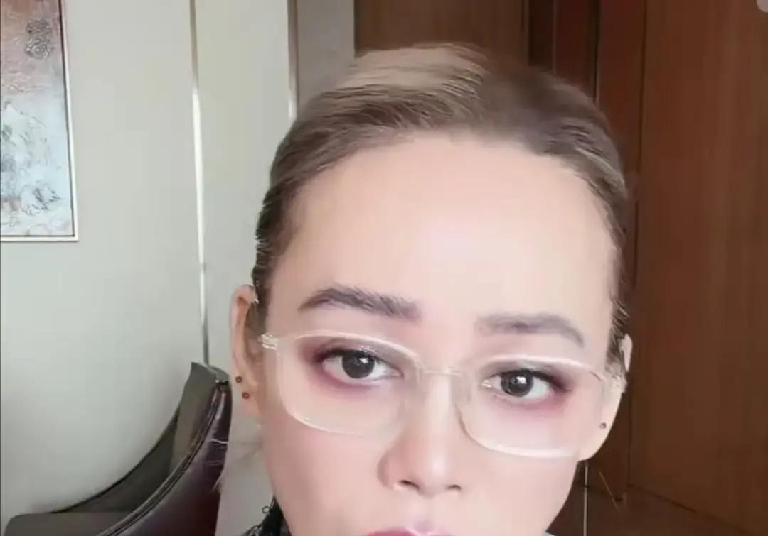 宁静最近在直播间的一番话，硬是把当年那出内娱天花板级别的神仙打架又给翻出来了

她不仅把几个年轻后辈挨个夸了一遍，唯独冷落了那两位年纪大的，还当场甩出一个大瓜

说当年大家全看走了眼，硬生生把坏的捧成了好人，好的反倒被骂得狗血淋头

既然没夸那俩岁数大的，这“坏人”的帽子扣在谁头上，明白人听一耳朵就