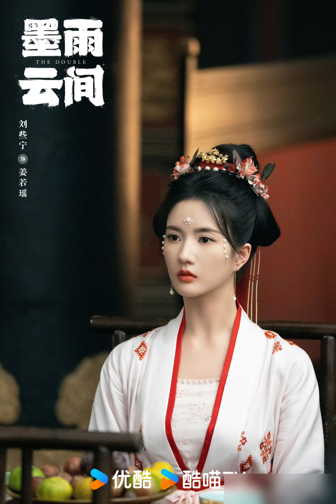 路透照刷屏，争议却不在演员本身。
刘些宁从《墨雨云间》的相府千金，到《百妖谱》里的双丸子头配珍珠链；艾米从《为有暗香来》的清秀桐儿，到头顶半透玉质龙角、身披红金华服。两张脸没变，观感天差地别。
有人说郭敬明堆砌，于正懂得留白。其实差别不在审美，在权力。一个把演员当画布，拼命证明自己手里有多少颜料