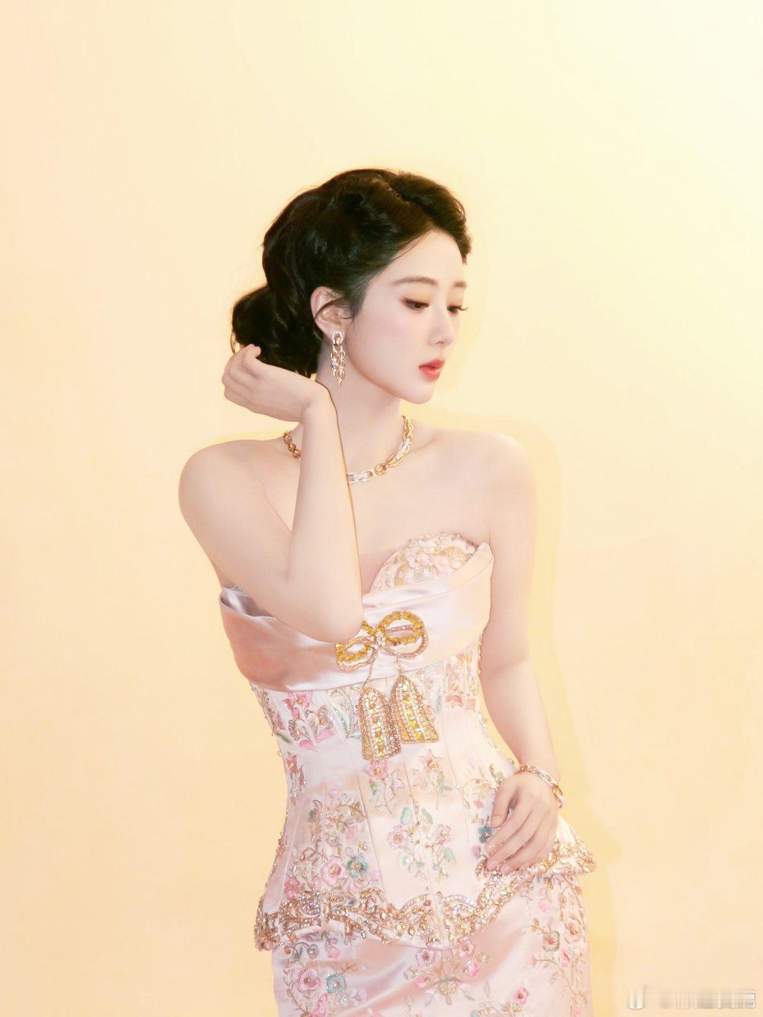 #杨紫[超话]#帅帅的杨紫

“爱束缚不了你 大女主只爱自己.”

​