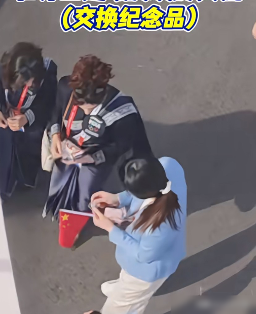 贾一凡蹲在地上，把中国队纪念章往一个韩国队员手心里塞，对方愣了两秒，掏出手机追着要合影。梁伟铿举着手机拍进场视频，镜头扫过王昶，王昶正低头整理那条被夸上热搜的礼服裤，裤线笔直，人还没进赛场，气势已经先到了。
国羽这次全主力砸向名古屋，20人名单铺满七个项目。石宇奇世界第一，带着上届男单冠军李诗沣打