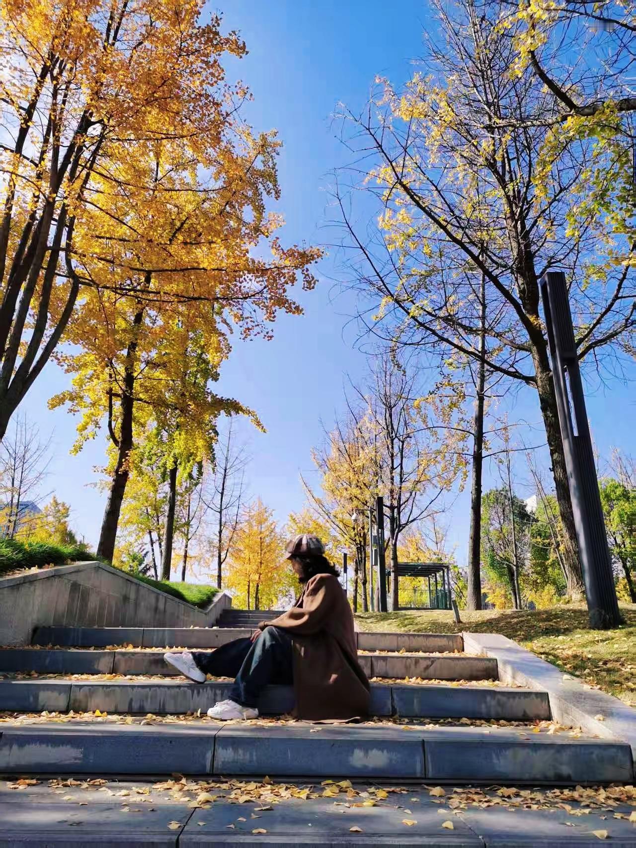 情绪稳定有两种可能，一种是被爱养出来的，一种是被失望伤透了的。