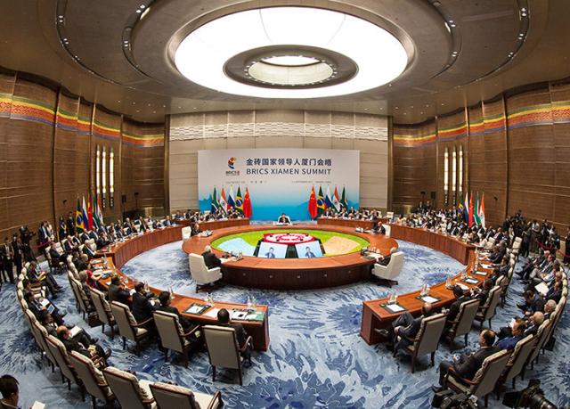 中国将于2027年接任金砖主席国，主办金砖国家领导人第十九次会晤，中方愿同各方凝聚共识，开启金砖合作第三个“金色十年”。
 
金砖合作到现在已经走过二十个年头，这个合作平台的规模，和最初相比已经扩大很多。越来越多新兴市场国家，看到金砖带来的发展机遇，希望参与到交流合作当中，共享发展红利。
 
金砖国