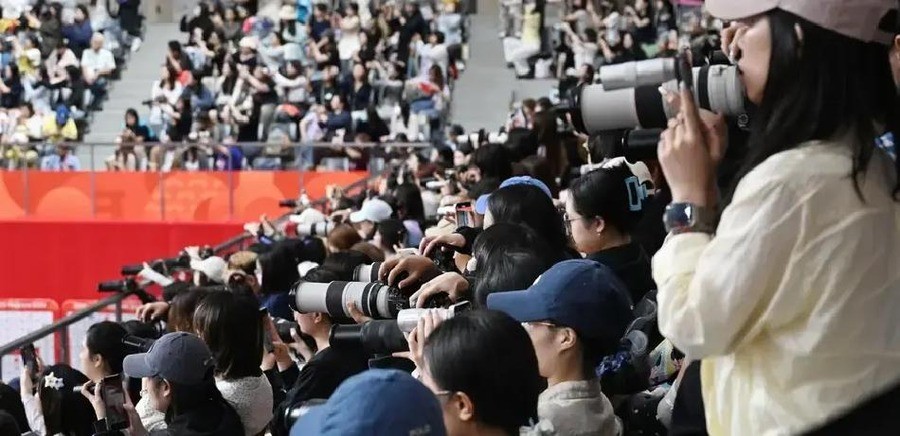日本主场被中国球迷8:2碾压，男单决赛自家冠军没人鼓掌，王楚钦说打球像喝慢性毒药，国乒饭圈这次真丢人丢到国外了
名古屋亚运会乒乓球男单决赛，林诗栋4比0横扫王楚钦夺冠，全程仅32分钟。但比比分更刺眼的，是看台上的声音。王楚钦每得一分，场馆像炸了锅。
林诗栋每得一分，安静得像图书馆。
这不是中日对决。