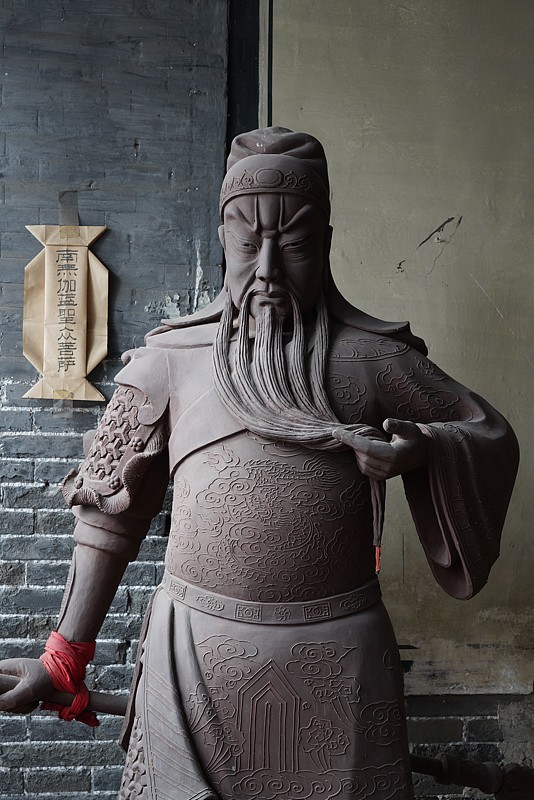 你们觉得关羽的人品好吗? 作者加速成长计划 你们觉得关羽的人品好吗?
提起关羽，很多人的第一反应就是靠谱，传统印象里他是忠义的代表，是武圣，一出场就自带正气。但真要细论，答案其实没那么非黑即白。
早年他在家乡仗义助人惹上官司，颠沛流离里磨出了重信守义的性子，涿郡和刘备张飞桃园结义后，跟着最落