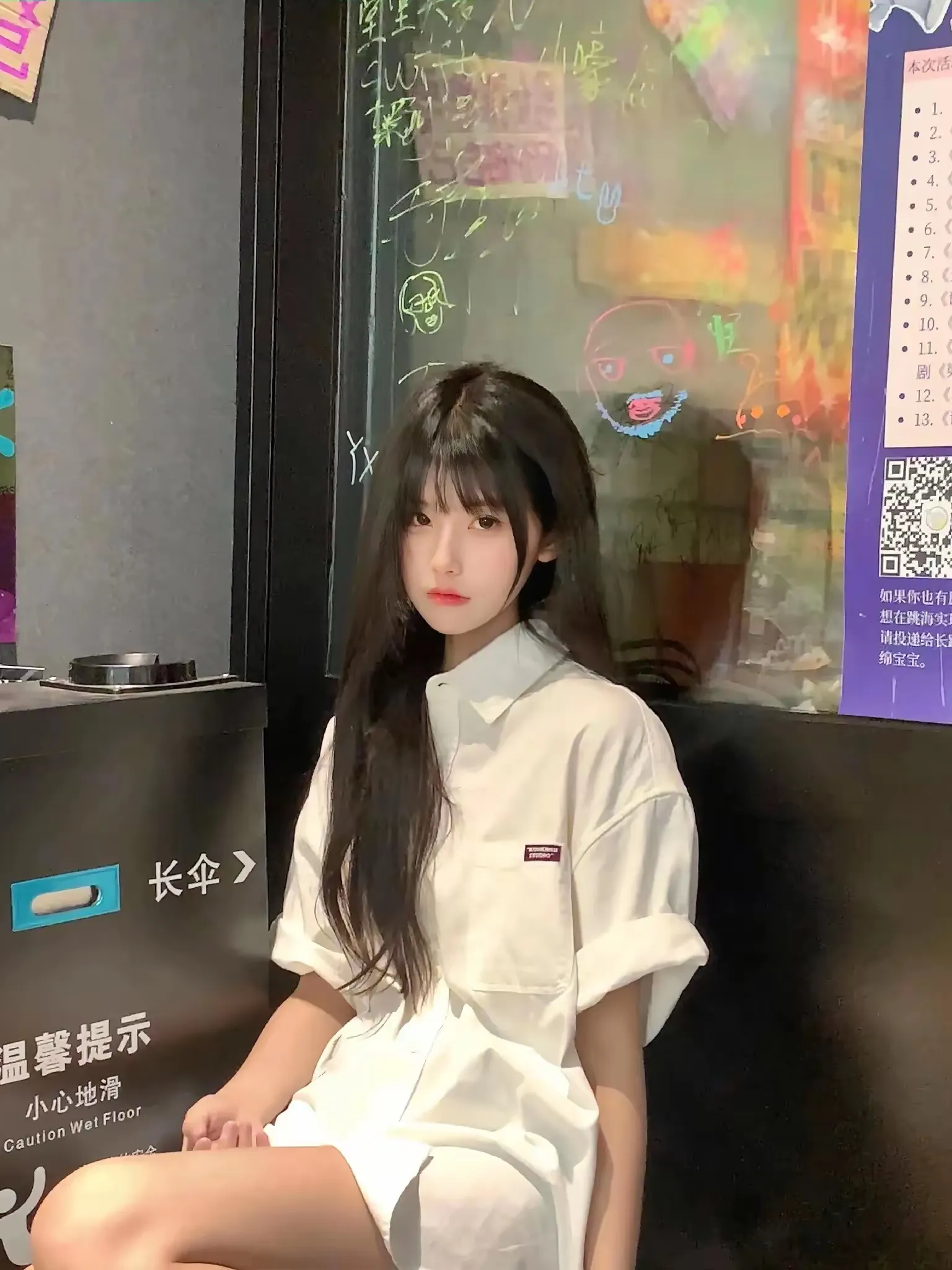 一位超有氛围感的小姐姐！她穿着宽松的白色衬衫，简约干净，随性地卷起袖口...