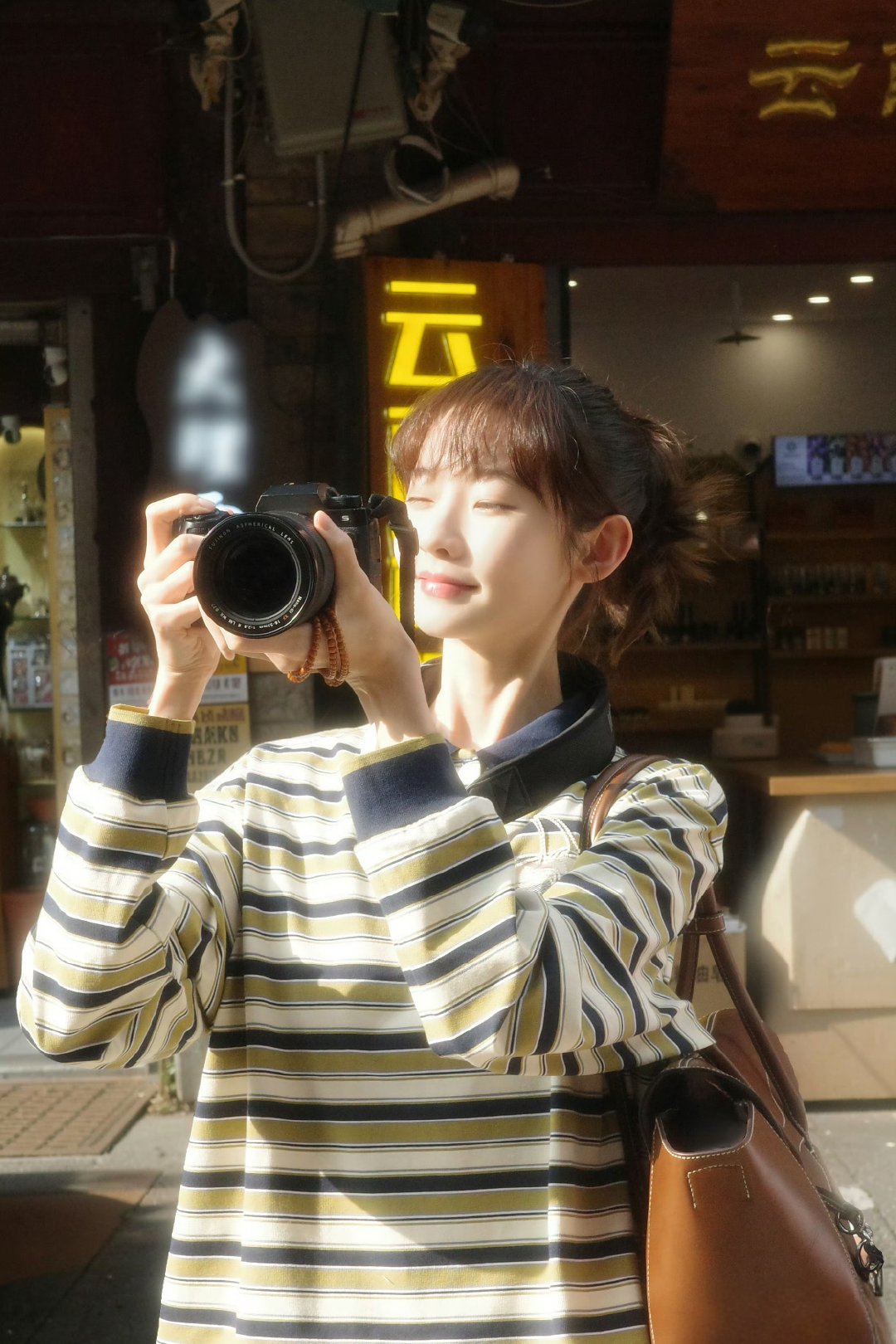 #张艺凡电影活久久# 🎀#张艺凡许倩#

喜欢你是件安静的事，像风吹过树梢，不留痕迹却万物知晓。

​