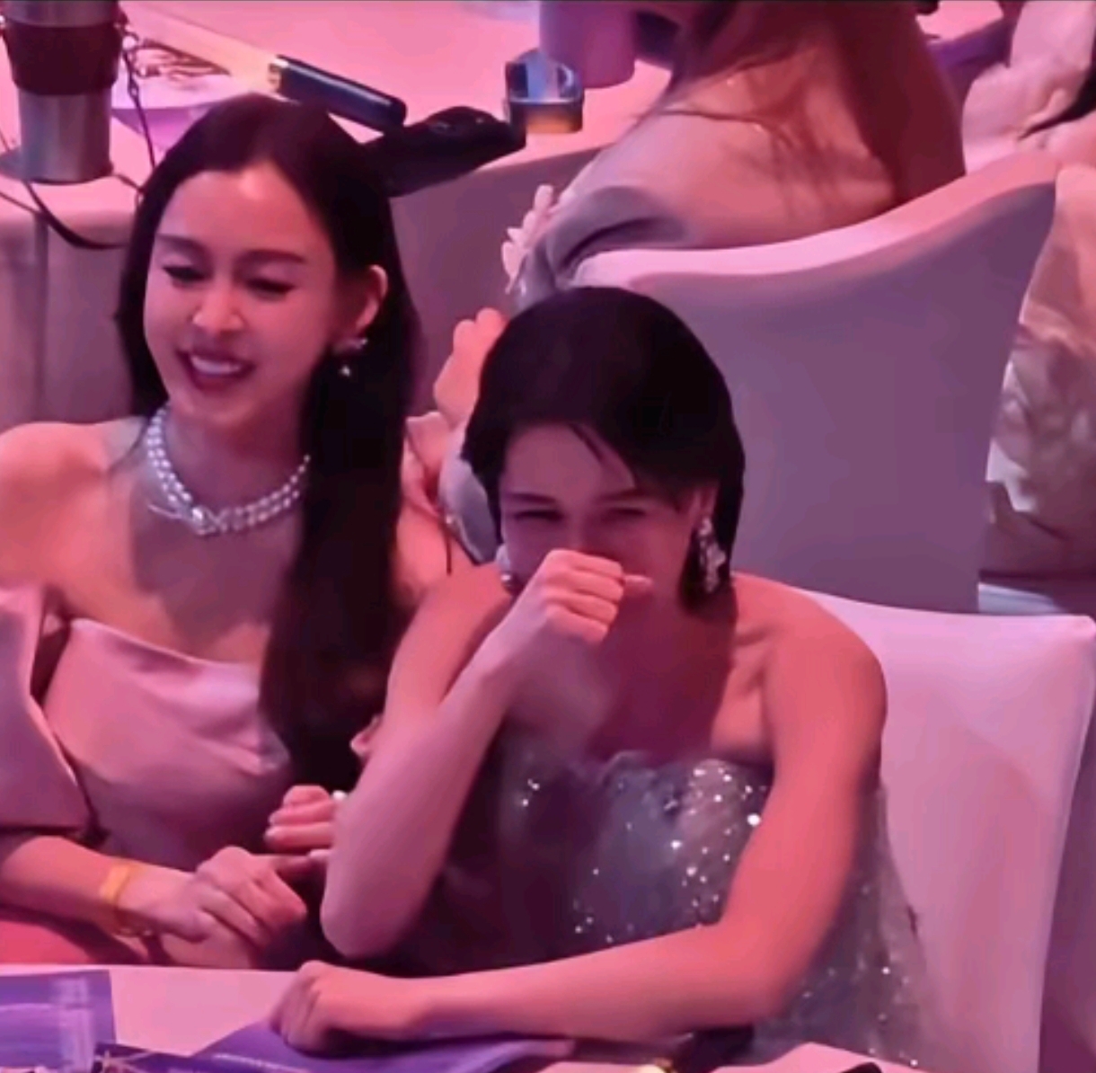现在全网最开心的人
估计就是曾沛慈了吧
估计她自己也没想到，参加了湾区升明月晚会，居然还见到了自己喜欢的偶像

在《中国电影报道》的后台采访里，问曾沛慈喜欢的前辈有哪些时

她数了碰到的一众前辈，说到“还有胡歌老师”的时候，当场捂脸害羞，这完全是追星人的表现啊

好像大半个娱乐圈的偶像都是胡歌啊，曾