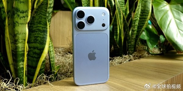 【#iPhone18Pro正式开售# #iPhone18Pro系列正式开售# 】9月18日，苹果 iPhone 18 Pro 与 iPhone 18 Pro Max 两款机型正式开售，而如果是在苹果官网参与预购的用户也会在今天收到包裹。

两款机型均搭载全新 A20 Pro 芯片，采用台积电 2nm 制程工艺，其 CPU 与 GPU 性能较上一代显著提升，端侧 AI 性能 ​