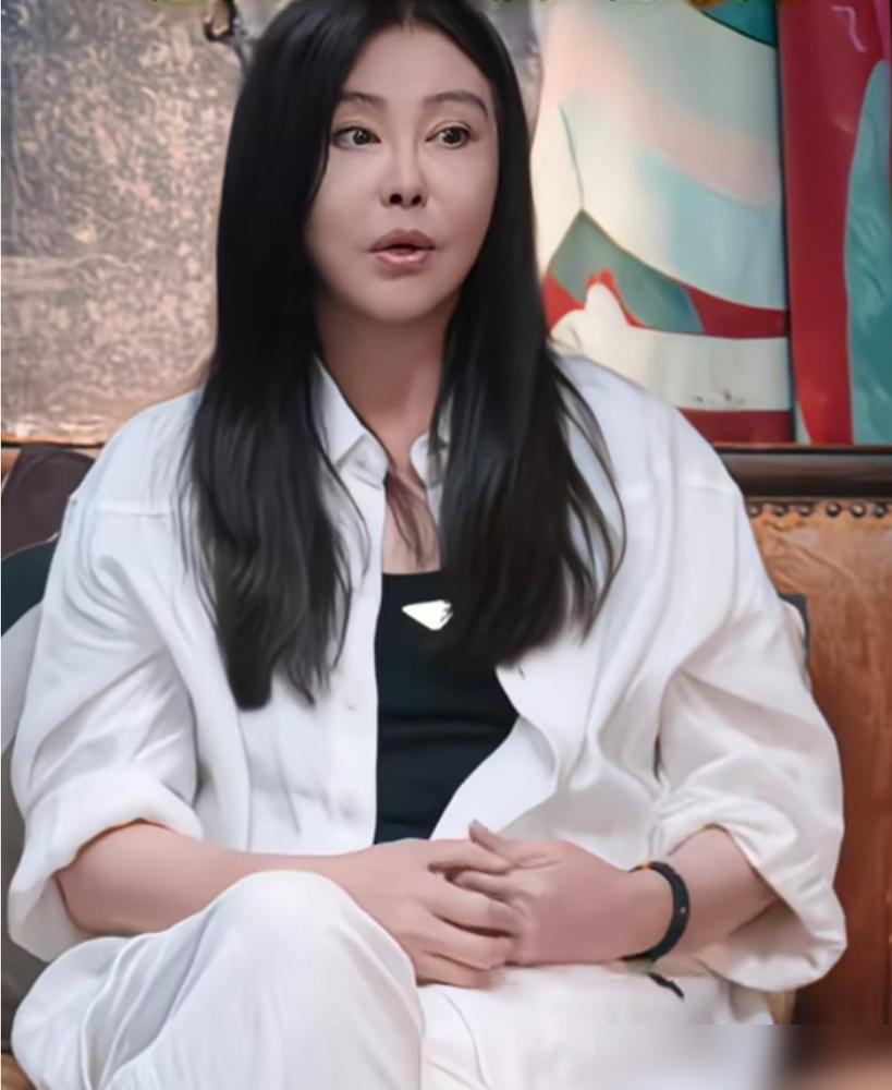 王祖贤亲口辟谣了，退圈根本不是为了齐秦。

大家习惯把女明星的离开归结为感情，却很少接受一个简单理由：这份工作，她做累了。她说自己受够了日夜颠倒，也厌倦了镁光灯下的虚假。观众舍不得角色，不代表演员就得一直演下去。

可另一边，追了她七年的大粉，因为生图被投诉下架而停更脱粉，这份失望也不能只用一句“别