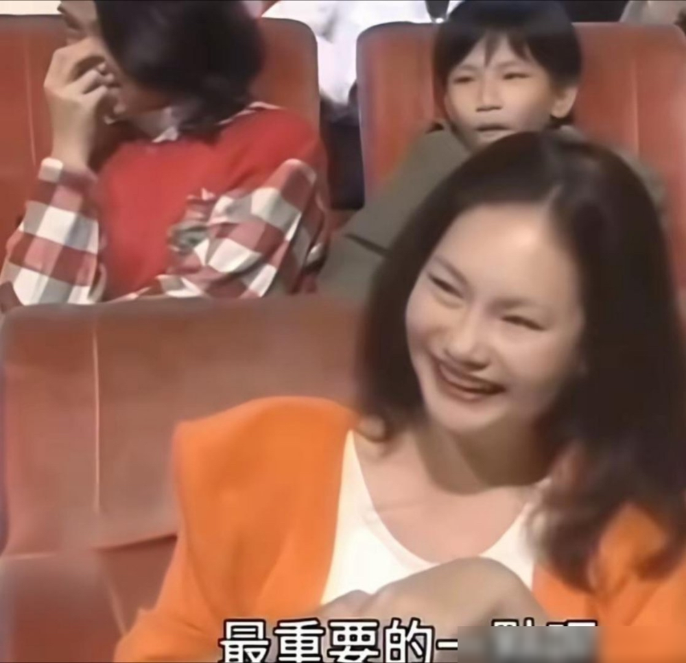 1996年十大偶像颁奖礼，镜头扫过台下，一个穿橙色开衫的女人坐得板正。大小S在台上领奖，嘴里谢的是歌迷，小S话锋一转，点名谢谢她妈。不是客套，是谢她妈天天当司机，拉着她俩跑场子。那年大S十九，小S十七，出道才两年。台上风光，台下那个43岁的妈，眼神里全是这俩丫头总算没白跑。星光再亮，背后都是亲妈一脚