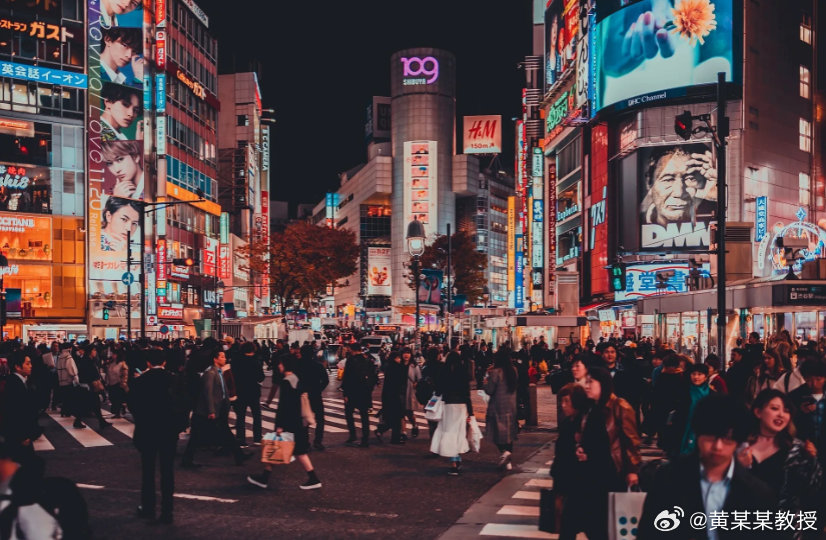 外媒最近密集发了一波关于中国消费市场的报道，角度出奇的一致：中国年轻人正在"向内看"。外媒上周发了一篇分析，大意是：进口豪华车在中国市场遭遇滑坡。今年上半年，国内进口车零售量约19万辆，同比下滑29%。保时捷全球交付量跌了16.5%，在中国跌幅更深。法拉利、兰博基尼、宾利，全线下滑。玛莎拉蒂和劳斯莱斯在国内的跌幅均超过30%。记者写了一句话挺有意思的："The halo of imported luxury is fading faster than anyone expected." 进口豪华车的光环，褪色速度超出所有人预期。但他们同时注意到另一组数据：蔚来、理想、问界，上半年销量全部向好。另一个分析更直接，说中国消费者不是不买车了，是不再为"进口"两个字付溢价了。同样的预算，国产新能源给的智能座舱、空气悬挂、辅助驾驶，进口车给不了。以前买的是标，现在买的是体验。CNN则把目光放到了更日常的消费场景上。他们注意到，中国年轻人穿的东西也在变。以前中国年轻人买运动鞋，第一反应是耐克阿...