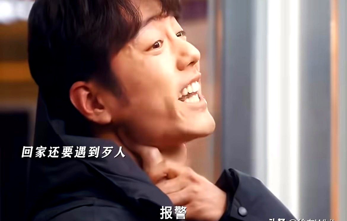 肖战刚下班炫了句粤语，当场被姜妍卡着脖子放狠话。

姜妍直接指着他脑袋警告：“回东北了谁扎刺儿也不好使，再哽哽我一个电炮呼死你！”肖战一只手抓着姜妍，另一只手赶紧朝王彦霖招手求救，结果王彦霖光动嘴皮子根本不上前。姜妍还怕把他抵在窗台上硌到腰，肖战一边说没事一边自己调姿势，戏外这帮人打闹得挺欢，戏里角