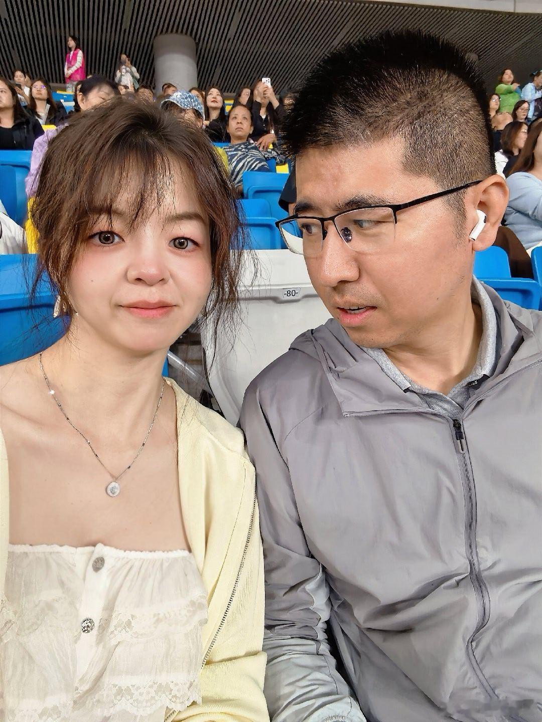 好久没有和队友看演唱会
由夯到拉排名：蔡健雅  张信哲 张靓颖 海来阿木
拼盘演唱会全方面完败个人演唱会
海来阿木人气比我想象中高多了 左边五十岁大叔全称跟唱
情歌听的太多也不行 影响多巴胺分泌
[无聊][无聊][无聊]
明天老实打工，而且还是六天[开摆] ​