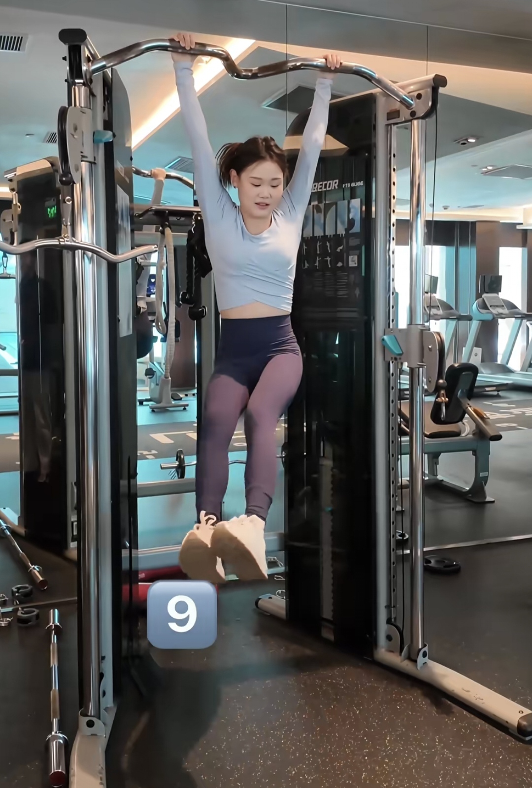 张家齐上镜真的胖十斤
真的不是开玩笑
看到她在健身房的健身视频，简直判若两人不得不说张家齐的核心力量是真的强啊

镜头自带膨胀效果，与现实相比胖太多了，终于理解明星为什么要减肥了。

穿着健身服的张家齐可真瘦啊，平时看她穿日常的衣服，总感觉她胖乎乎的。

运动员的肌肉密度高，看着有肉，其实爆发力拉满