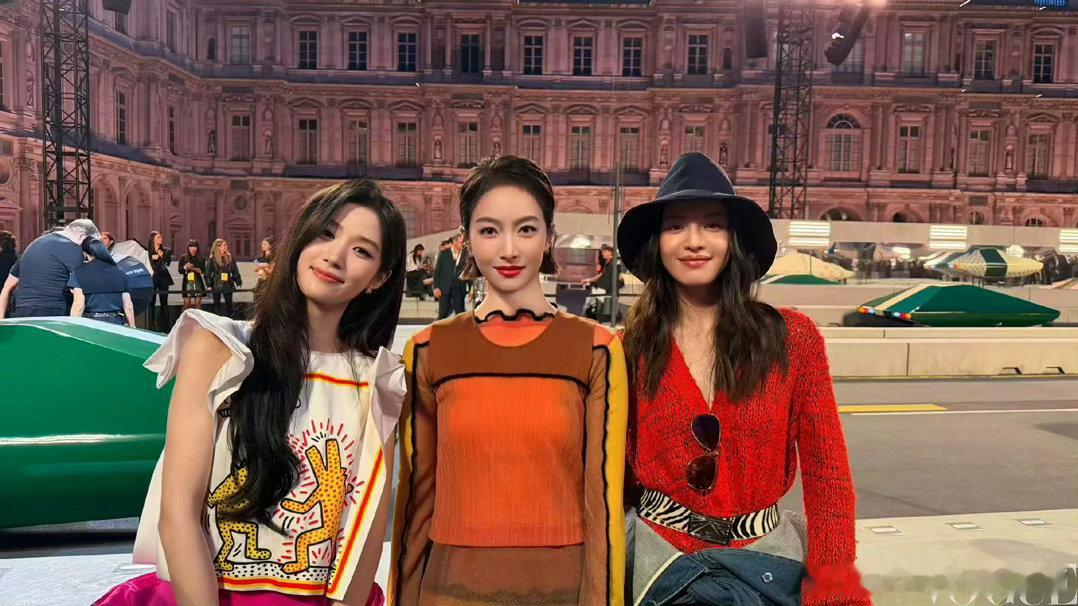 VOGUE拍的宋茜 钟楚曦 卢昱晓秀场合照🈶 ​